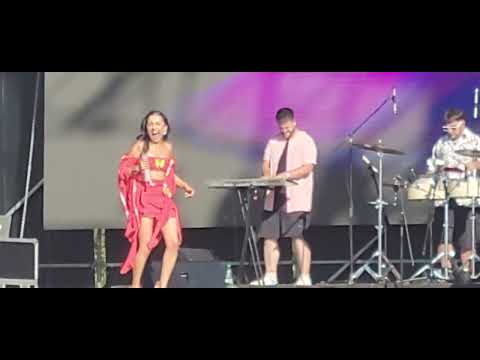 Luana Ft:Los Fatales-Isla Bonita(en vivo).