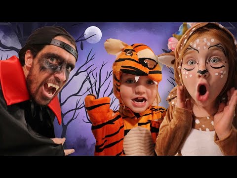 TRiCK or TREAT inside our HOUSE!! Halloween Doors with Mom & Dad! DIY neighborhood costumes routine