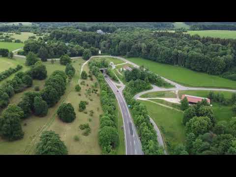 Über den Albaufstieg an der A8, Wiesensteig, Schwäbische Alb, Baden-Württemberg. 4K.