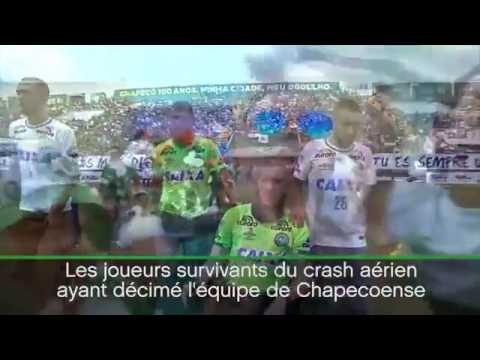 I superstiti della tragedia in aereo della Chape ricevono la coppa sudamericana, tante lacrime e tan
