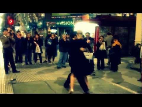 "TANGO ARGENTINO EN LA NOCHE PORTEÑA DE BUENOS AIRES ARGENTINA POR OSCAR VALMONT". 3D. HD.