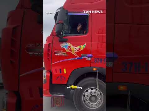 Chân dung 3 nữ tài xế xinh đẹp chở hàng chục tấn nghĩa tình cho đồng bão bão lũ miền trung