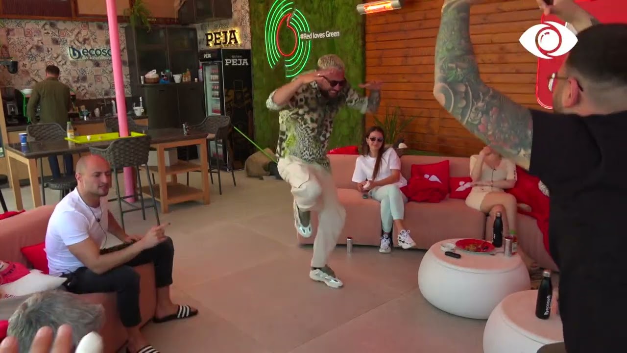 Momente gazmore, banorët imitojnë dhe ngacmojnë njëri-tjetrin