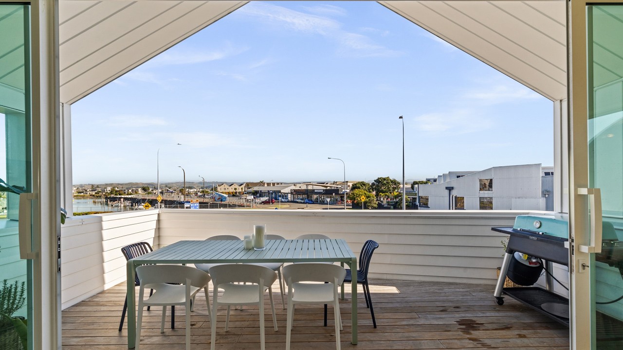 Front-Row to Ahuriri