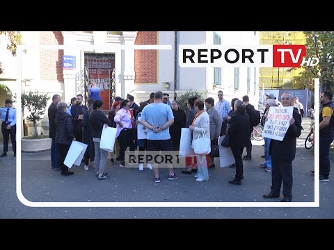 Pallati i pa kolauduar lë jashtë 120 familje, banorët protestë përpara Bashkisë së Tiranës