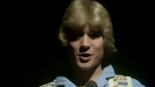 &#39;Halfway Down The Stairs&#39; Top of The Pops. Robin the frog (rare)