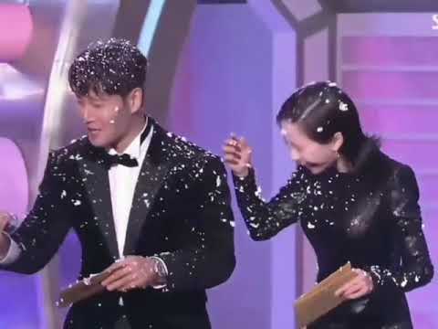 Spartace presented the award together ❤️ Kimjongkook Songjihyo