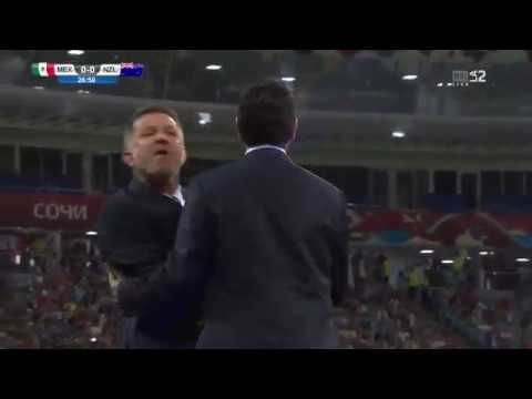 Juan Carlos Osorio insultando al entrenador de Nueva Zelanda