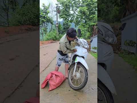 He just wanted to clean the motorcycle. #kindness #kindnessiscool