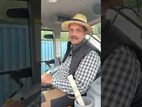 Hospodár nesie farmárom požičovňu náradia - FARMA