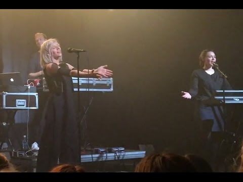 Aurora Aksnes sings "Hurra for deg" the Norwegian birthday song in Balestrand 2016.5.7