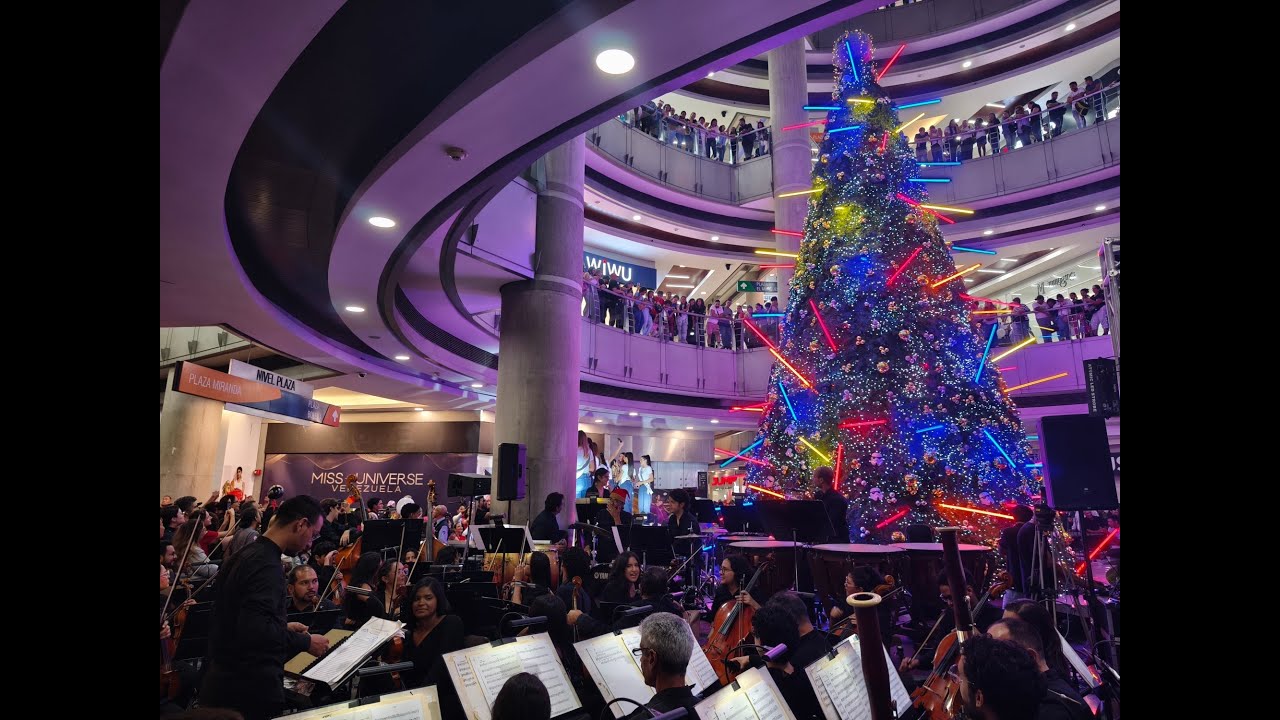 Encienden Árbol de Navidad de Star Wars en centro comercial de Caracas, con orquesta sinfónica