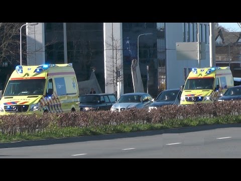 A1, Otaris Ambulances 04-120 Kampen en 04-103 Zwolle achter elkaar naar het Isala