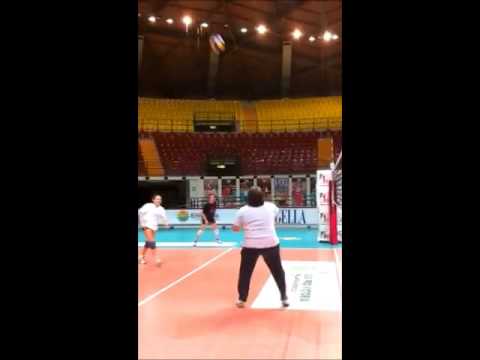 Manù Benelli coach Vero Volley si esibisce in uno dei suoi magici tocchi :)