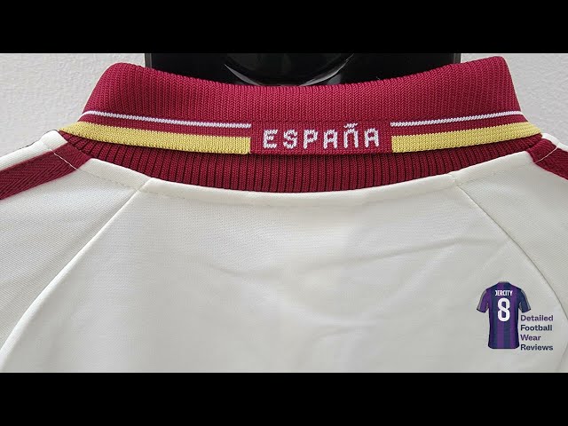 Vídeo relacionado con Real Sociedad | Official Travel Jacket | Zipped, Sportive and with a Hood with Elastic Fastening | 2021-22 Season | Polyester | White and Blue| Size JS