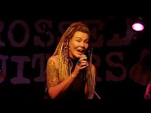 Wieke Rocks speelt Roadhouse Blues van The Doors