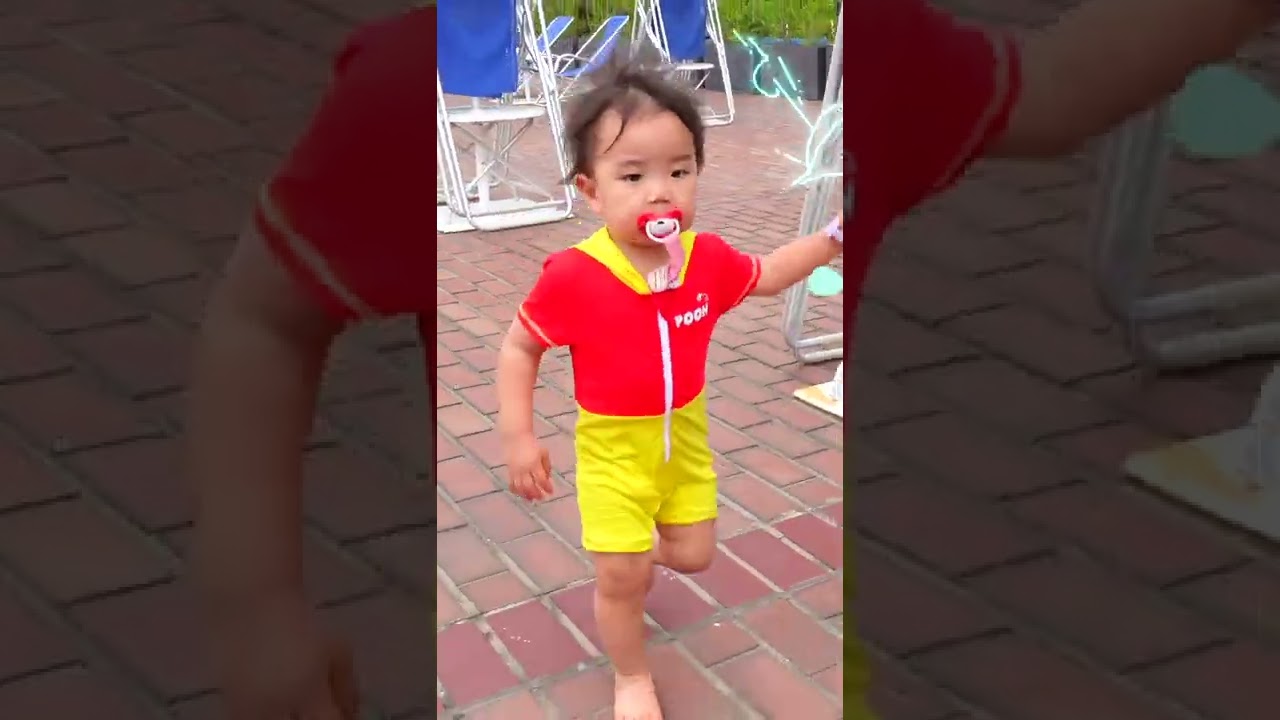 プールで遊ぶ日本の赤ちゃん　#Shorts