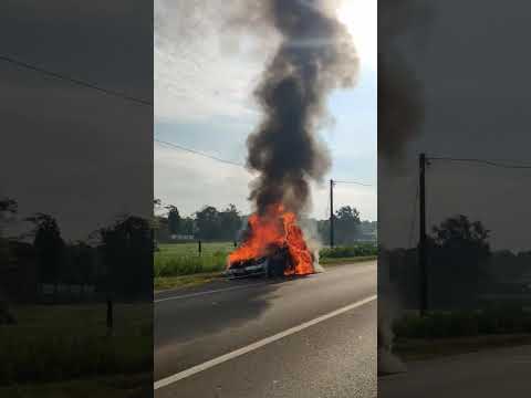 Auto in fiamme a Sesto Calende