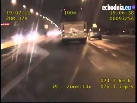 Autobus z dziećmi wyprzedzał na przejściu