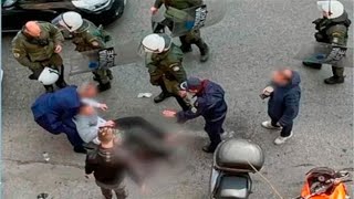Fußballfans verletzen einen Mann vor einem Gerichtsgebäude im Zentrum von Athen