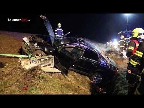 Autolenker nach schwerem Verkehrsunfall in Offenhausen durch Einsatzkräfte aus Unfallwrack befreit