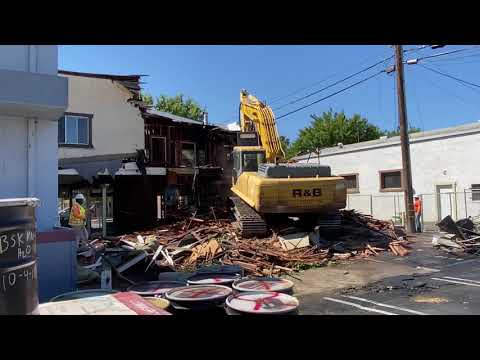 Building at 221 Oak Street in Brentwood is demolished