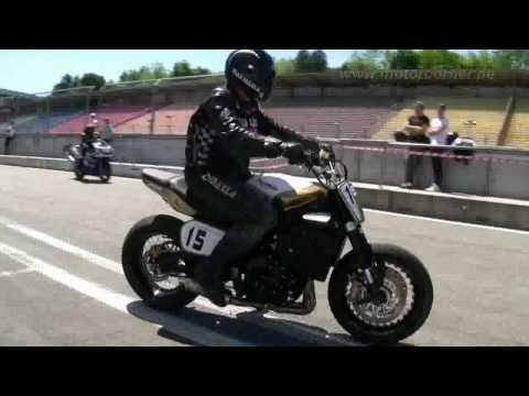 Boddle rockt die Triumph Street Triple als Flat Track Modell rockt am Hockenheimring