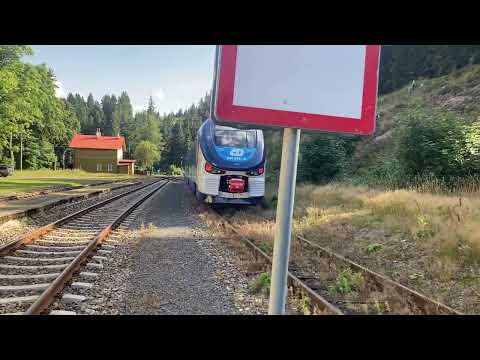 Odjezd motorové řady 844 Regio Shark ČD, od polské strojírny Pesa do Karlových Varů