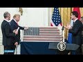Bert geeft historische D-Day-vlag aan Trump: 'Belangrijk moment' - RTL NIEUWS