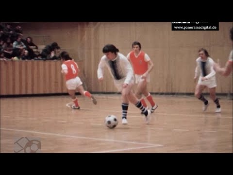 Der FC Rot-Weiß Erfurt als Sieger beim Hallenturnier in Suhl um Pokal des Oberbürgermeisters, 02/77