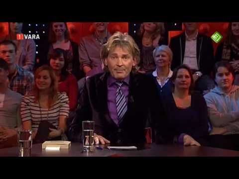 Matthijs van Nieuwkerk (?) laat een scheet in DWDD (5 december 2011)