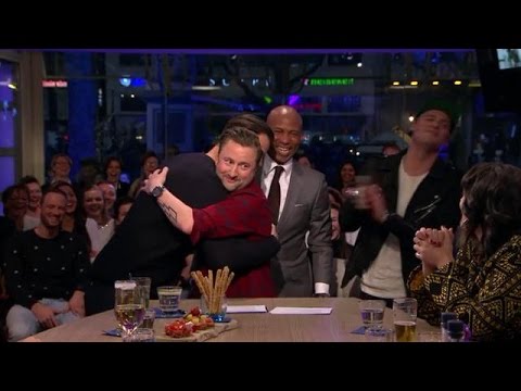 Zo geef je de perfecte mannenknuffel - RTL LATE NIGHT