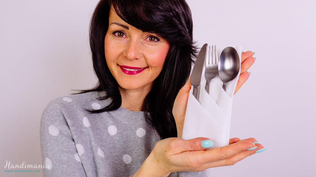 Potrójna kieszonka na sztućce złożona z serwetki