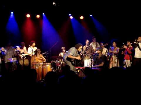 Abayomy Afrobeat Orquestra convida Marku Ribas