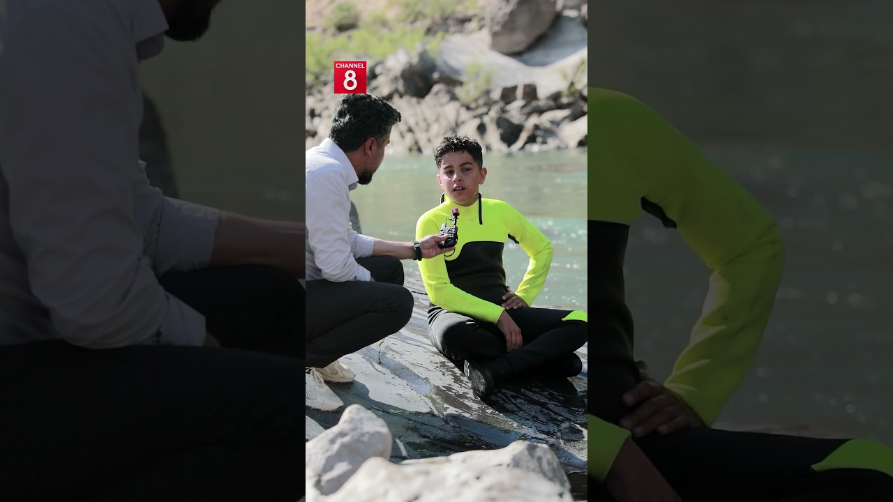 ڤیدیۆ | کوڕەکەی زانای غەواس لەگەڵ باوکیدا بەدوای تەرمی گەنجەکەی هەڵەبجەدا دەگەڕێت