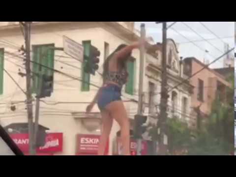 Travestis ateiam fogo em veículo no Centro de Santos