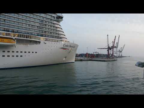 AIDAmar trifft Costa Smeralda beim auslaufen aus Barcelona 2020-02-17