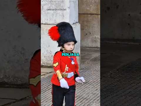 Penjaga Kecil itu Bikin Penjaga Raja Sungguhan Tersenyum