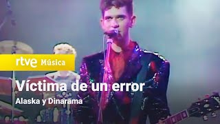 Víctima De Un Error Lyrics English Translation