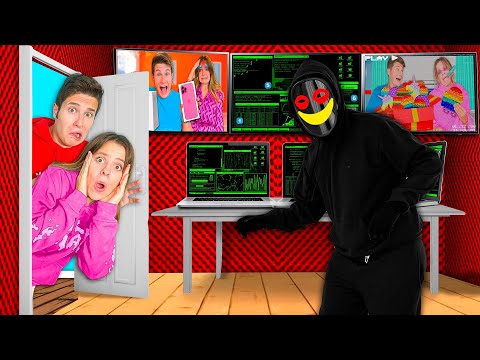 ENTRIAMO DI NASCOSTO NEL NUOVO LABORATORIO SEGRETO DELLA SPIA HACKER E SCOPRIAMO QUESTO...