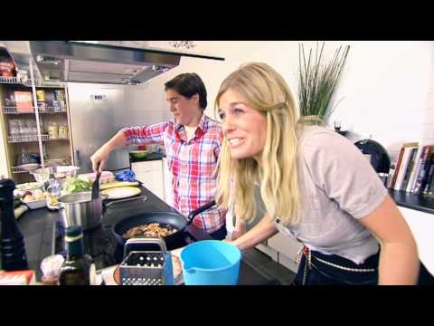 Pernilla och Benjamin Wahlgren lagar penne carbonara - vardagsmaten.se