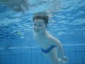 ניל בן שנתיים שוחה לאמא שלו - שחיית פעוטות רעננה