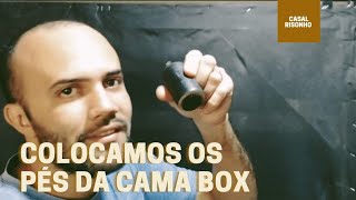 Como colocamos os pés da cama box baú - Casal Risonho