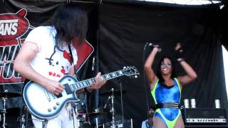 Andrew W.K. - She Is Beautiful [Van&#39;s Warped Tour (Oregon) 2010]