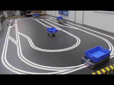 Mehrere KATE Klein-FTF mit optischer Spurführung auf einem Fahrkurs