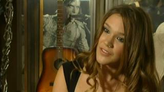 Joss Stone turns on Christmas lights at Hard Rock Cafe