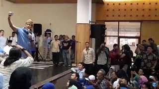 Sandiaga Uno Ajari Selfie 'Emak-emak' di Muhammadiyah Jabar