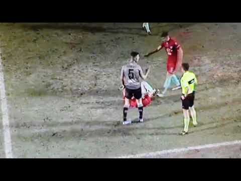 Il fallo da cartellino rosso di Zogkos in Alessandria-Olbia