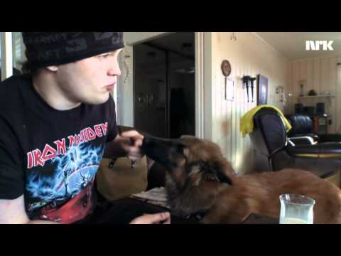 Snøballkrigen - Dani og moren spiser frokost