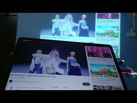 Huawei MatePad 11.5 connect to projector with cable.